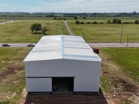 GALPON CIUDAD INDUSTRIA Dentro de la ciudad de Funes, provincia de Santa Fe, a orillas de la Autopista Rosario\u002DCórdoba.