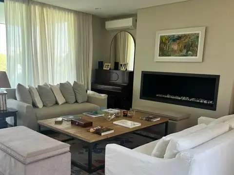 Casa en Alquiler con 4 cocheras
