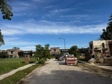 Lote en Pequeño Barrio Cerrado