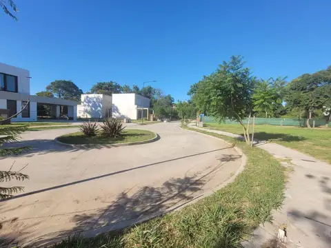 Lote en Pequeño Barrio Cerrado