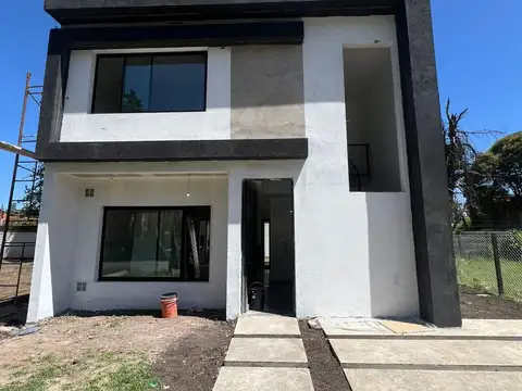 Casa 4 ambientes en condominio, Parque Leloir