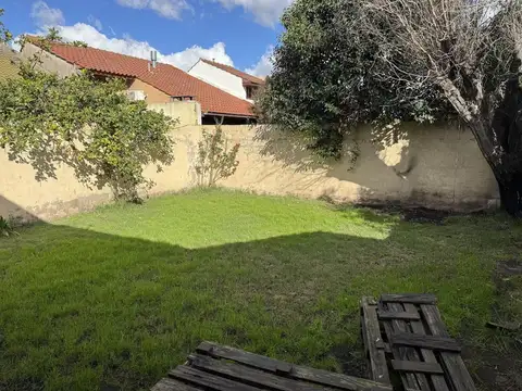 Chalet 4 ambientes con cochera 
