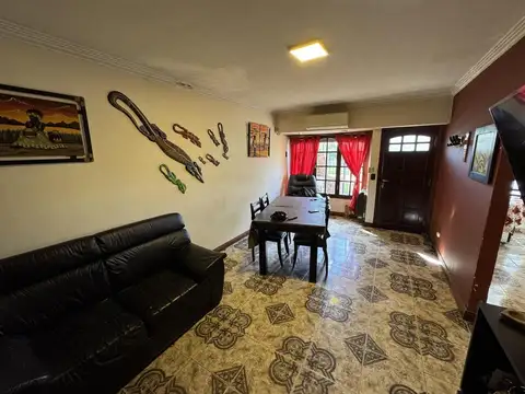 Casa 4 ambientes con 2 baños