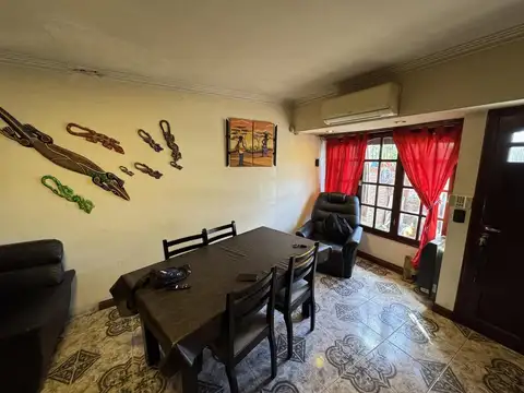 Chalet 4 ambientes con cochera