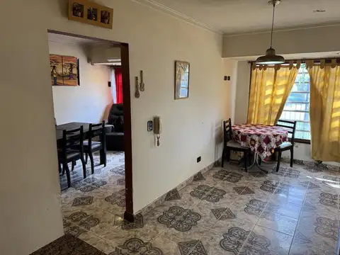 Chalet 4 ambientes con cochera 