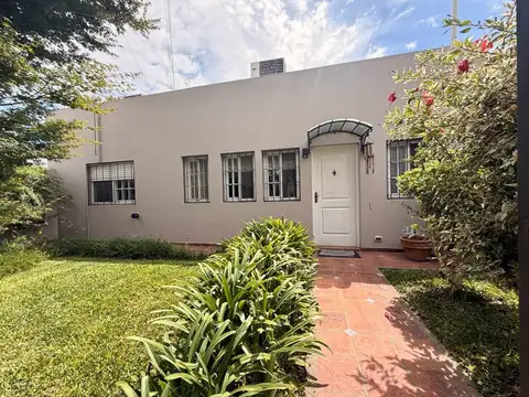 Venta casa con jardin cochera 3 ambientes Bernal.