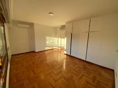 Casa en Alquiler con 2 cocheras