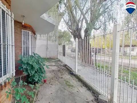 VENTA CASA 4 AMBIENTES CON PARQUE EZPELETA