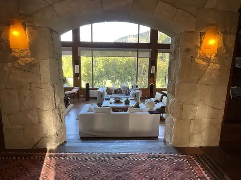 Casa de piedra y madera en Arelauquen sobre golf