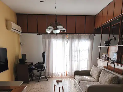 CASA 3 AMBIENTES CON COCHERA, PATIO, PARRILLA, TERRAZA Y BALCÓN – EXCELENTE ESTADO