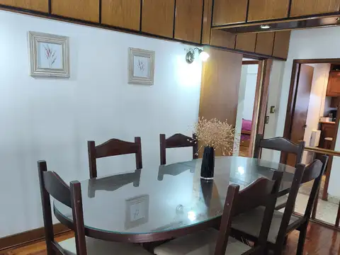 CASA 3 AMBIENTES CON COCHERA, PATIO, PARRILLA, TERRAZA Y BALCÓN – EXCELENTE ESTADO
