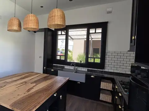 CASA EN VENTA 4 AMB. A ESTRENAR CON PILETA