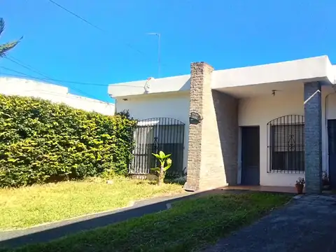 CASA EN VENTA 4 AMBIENTES QUINCHO PATIO EN QUILMES