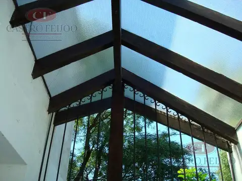Exelente casa de 5 ambientes en Venta en Punta Chica a metros de Av. Libertador