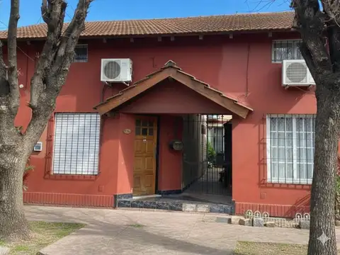 DUPLEX AL FRENTE CON ENTRADA INDEPENDIENTE