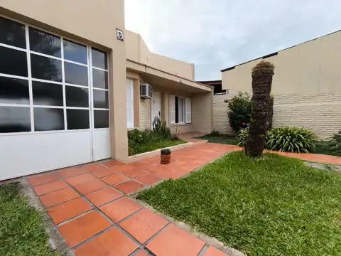 Casa 8 ambientes con 3 baños