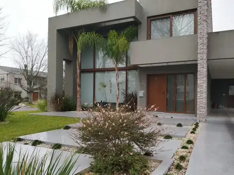 Casa en Venta en Abril Club De Campo, USD 1.200.000