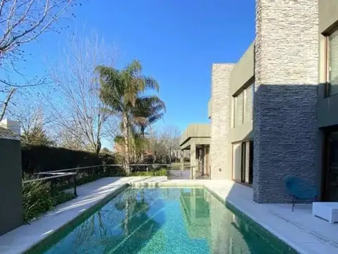 Casa en Venta con 5 cocheras