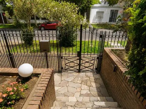 VENTA CASA 5 AMB CON PISICINA, QUINCHO, COCHERA