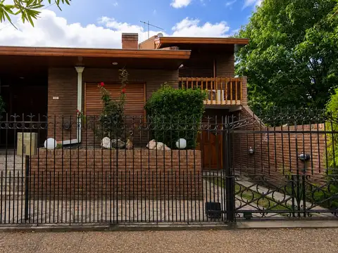 VENTA CASA 5 AMB CON PISICINA, QUINCHO, COCHERA