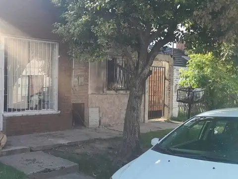 VENDO CASA CON LOCAL Y 2 DEPARTAMENTOS POMBO 131