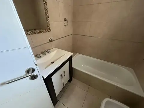 AMPLIO MONOAMBIENTE DIVISIBLE AL FRENTE CON BALCÓN - APTO PROFESIONAL