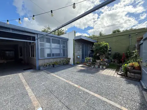 Venta casa 3 amb. William Morris cochera quincho