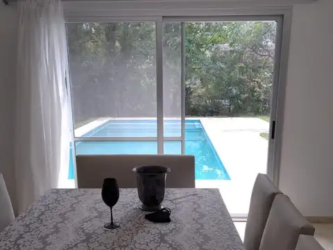 Casa 6 ambientes con 4 baños