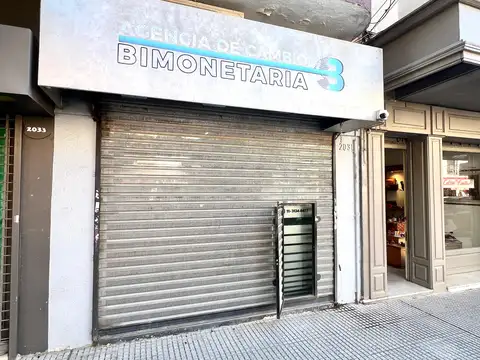 Centro Comercial de Martínez: Único Local de 3,40x8,1 con Baño. Muy Luminoso. con Persiana y Blindex