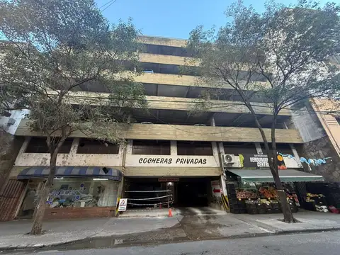Cochera amplia y comoda en PB. Seguridad 24 hs
