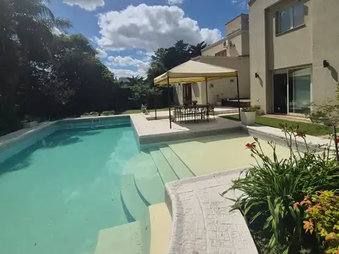 VENTA CASA 4 DORMITORIOS BARRIO GOLF VILLA NUEVA