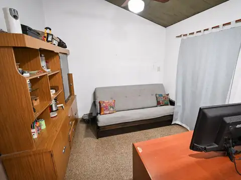 CASA EN VENTA _ 2 DORM. COCHERA_PATIO