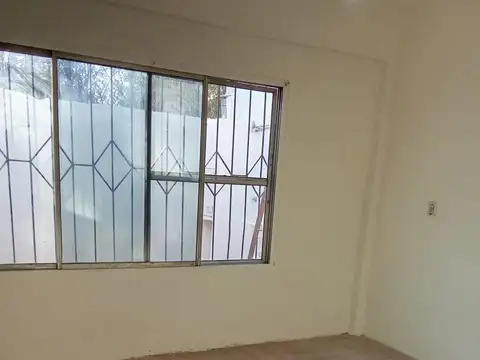 P H 2 Ambientes   Al Frente, con patio  Planta Baja  Entrada independiente   Sin Expensas  Paradas de colectivos y centro  comercial