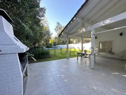 Venta APTO CRÉDITO Casa Quinta de 5 Ambientes con Gran Parque, Galería y Piscina en Moreno