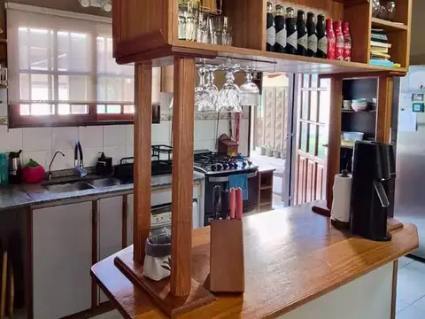 Venta Casa De Categoría Con Pileta En Barrio Santa Rita Del Lago - Villa Carlos Paz
