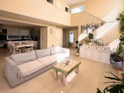 Casa 6 ambientes con 3 baños