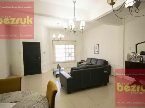 Casa de 5 ambientes con cochera y playroom en venta en Carapachay