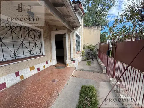 Casa en Alquiler con 3 cocheras