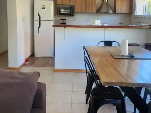 Casa en alquiler ANUAL c/ cochera en Loma Verde