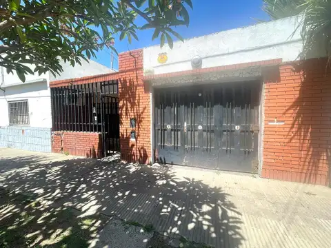 Casa 2 dormitorios, cochera y terraza a reciclar 