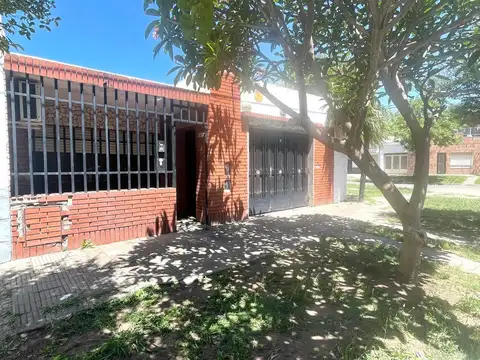 Casa 2 dormitorios, cochera y terraza a reciclar