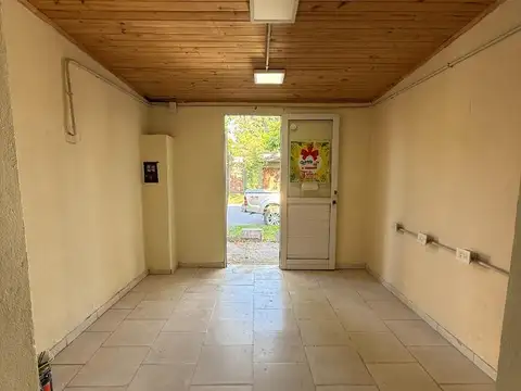 Local comercial con depósito a una cuadra de Av. 9 de Julio