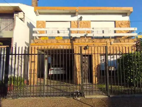 CASA CON AMBIENTES AMPLIOS Y MUY BUENA UBICACION