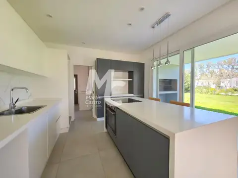 Casa 5 ambientes con 3 baños