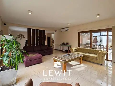 Casa en Venta con 4 cocheras