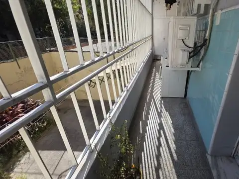 VENTA 3 AMBIENTES CON BALCON CORRIDO EN FLORES