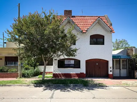 Casa de 4 dormitorios , pileta y cochera .