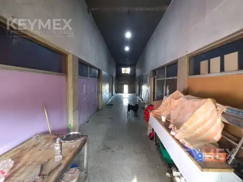 Galería comercial con cuatro locales comerciales