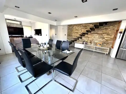 Casa 5 ambientes con 4 baños
