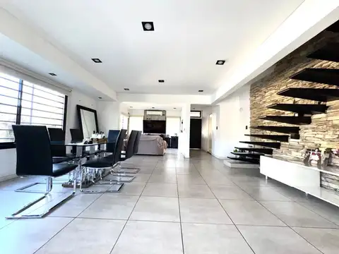 Casa en Venta con 2 cocheras